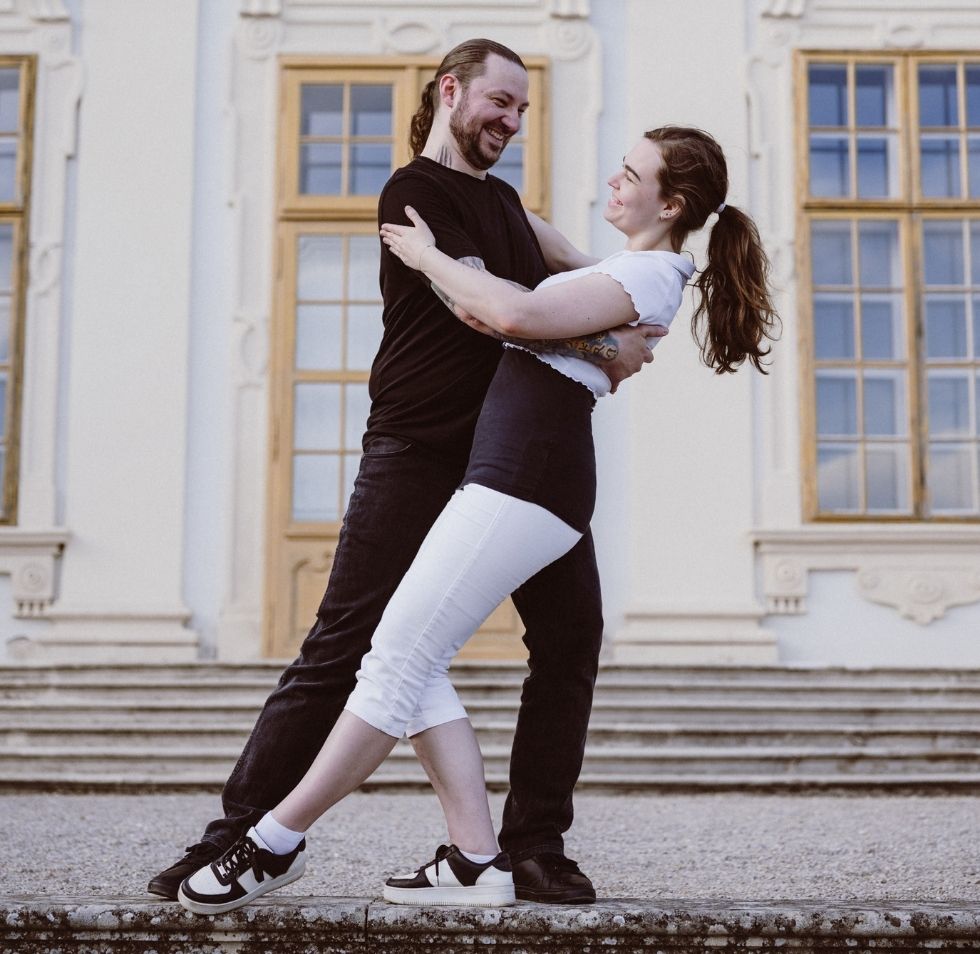 Kurse 15 step by step frauenkirchen tanzschule tanzpaar vor schloss